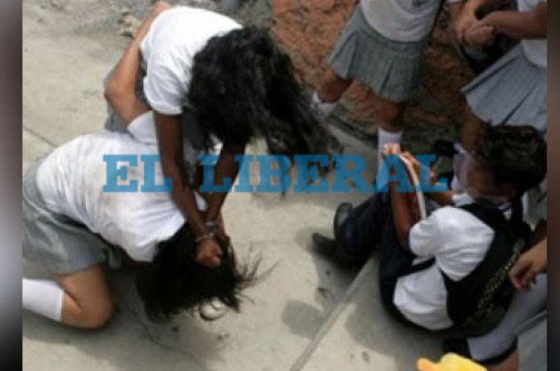 Las im�genes fueron viralizadas en redes sociales- Pelea de adolescentes en una plaza