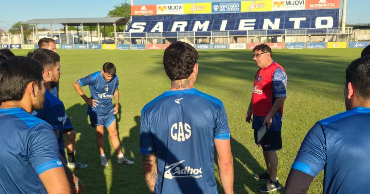 Julio Diacuteaz asumioacute como nuevo entrenador de Sarmiento y dirigioacute su primera praacutectica