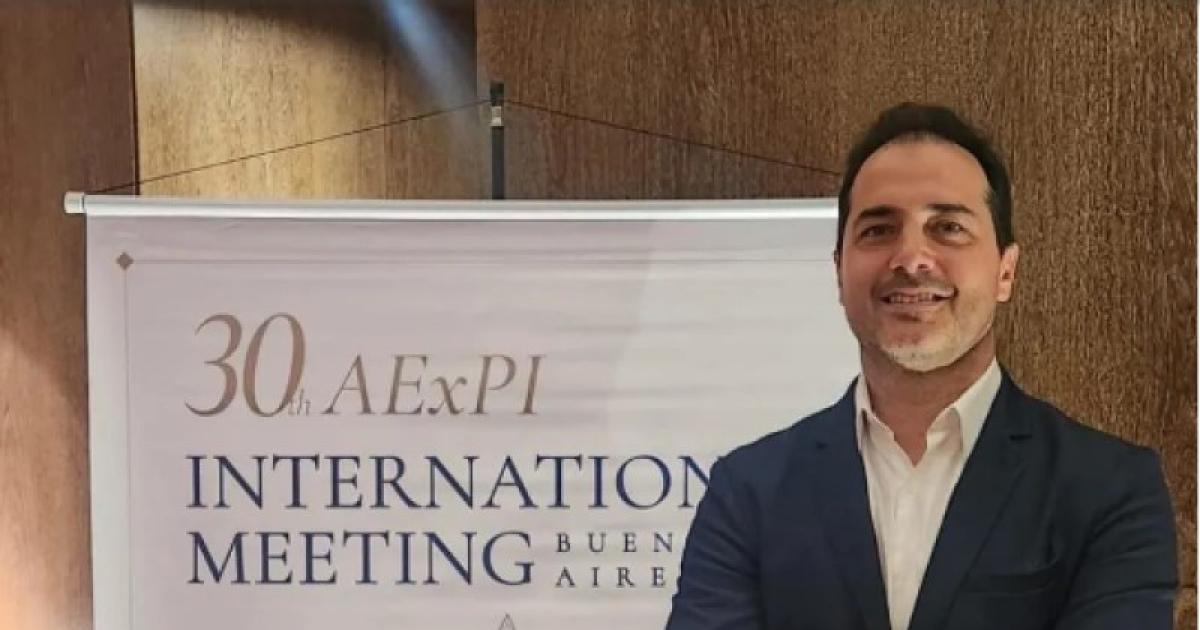 Cirujano plaacutestico santiaguentildeo expuso en congreso internacional
