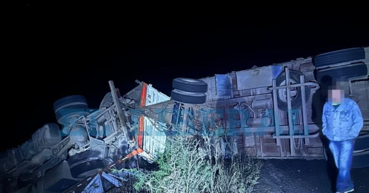 Vuelco en la Ruta 92- un camioacuten que transportaba carboacuten terminoacute fuera de control
