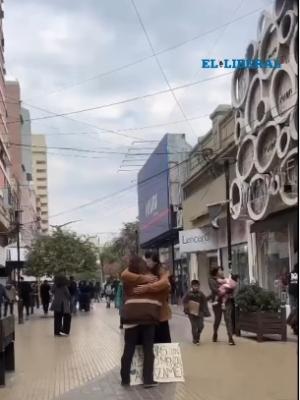 Salioacute a la Peatonal a ofrecer abrazos y dejoacute un mensaje sobre salud mental