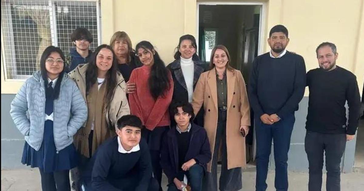RAMIREZ NICOLE ABIGAIL (ALUMNA) LAURA VICTORIA GONZALEZ FAILA (PROFESORA DE MATEMATICA GUILLERMO CAMI MAGRI (PROFESOR DE LITERATURA) JUAN JOSE SAMBADE (RECTOR)