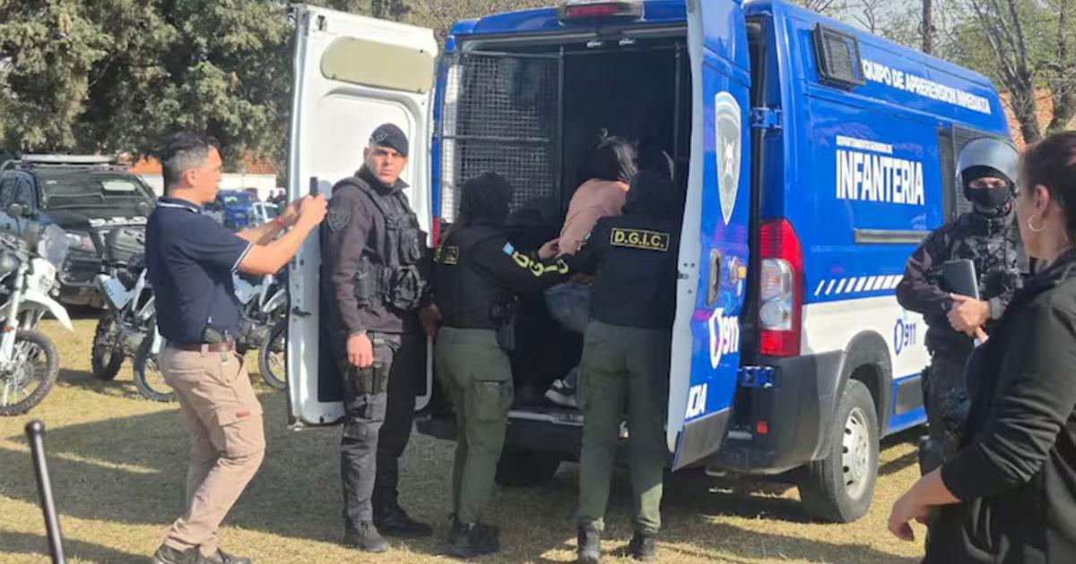 Llevaba a 12 chicos al colegio y fue detenida- acusada de ser la tesorera de una banda que robaba autos
