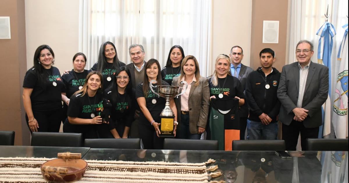 Fuentes recibioacute al equipo de Santiago Rugby campeoacuten nacional de Mamis Hockey