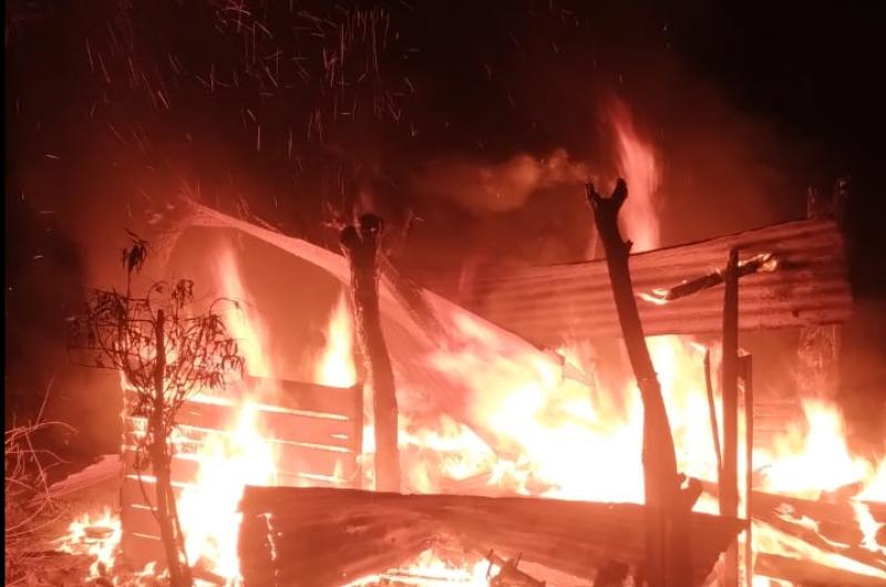 Prendioacute fuego a la casa de su ex una empleada municipal para matarla