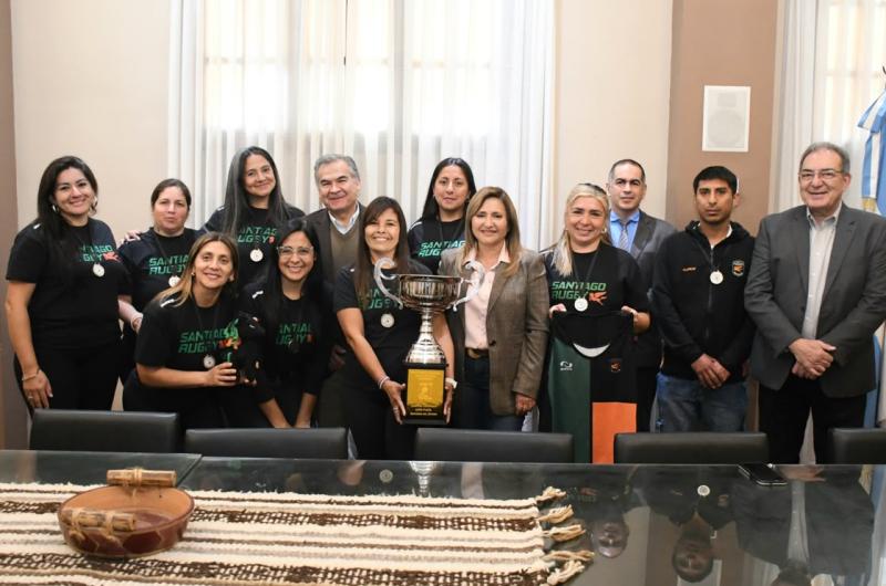 Fuentes recibioacute al equipo de Santiago Rugby campeoacuten nacional de Mamis Hockey