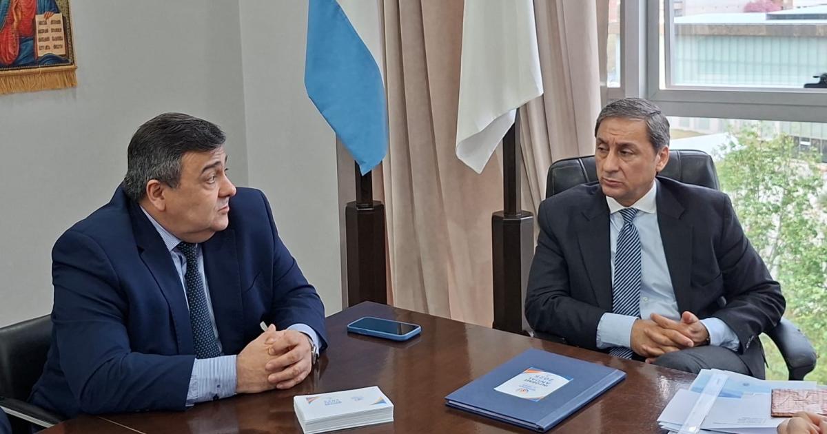 El vicegobernador de la provincia y presidente de la Legislatura Dr Carlos Silva Neder recibió en de la Cmara de Diputados al defensor del Pueblo de la Provincia Dr Daniel Escobar Correa (Foto El Liberal)