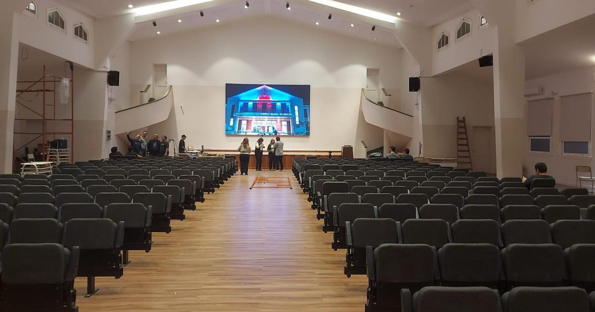 La Escuela Normal Superior General Manuel Belgrano celebró la instalación de una pantalla LED (Foto El Liberal)