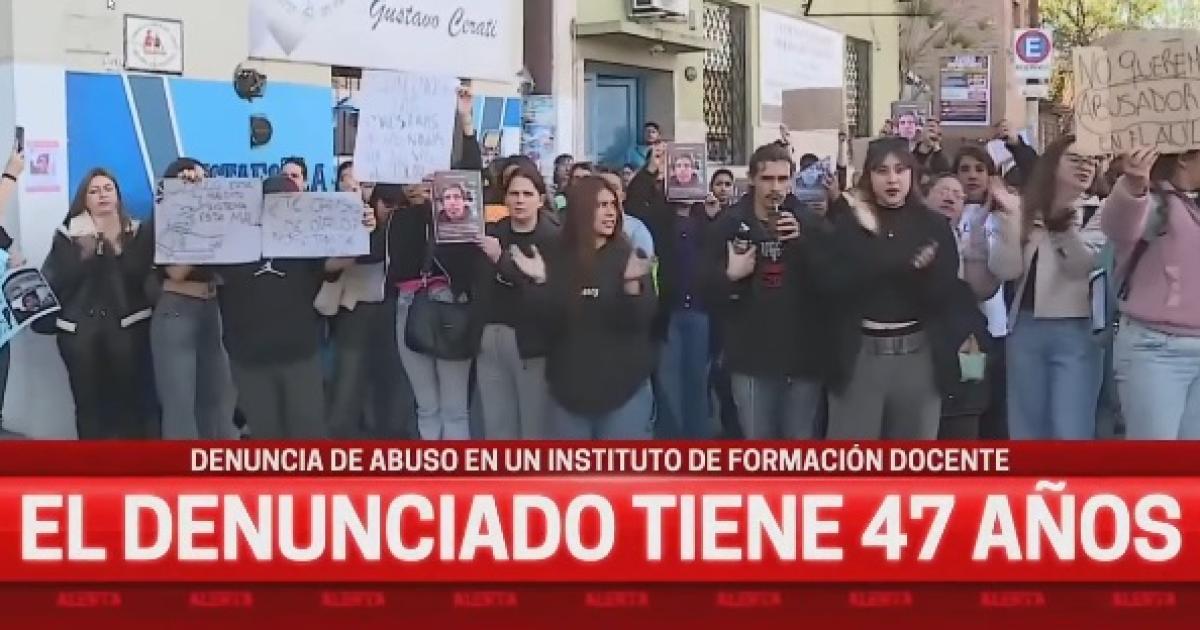 Denunciaron por abuso sexual a un profesor- los padres piden que sea expulsado