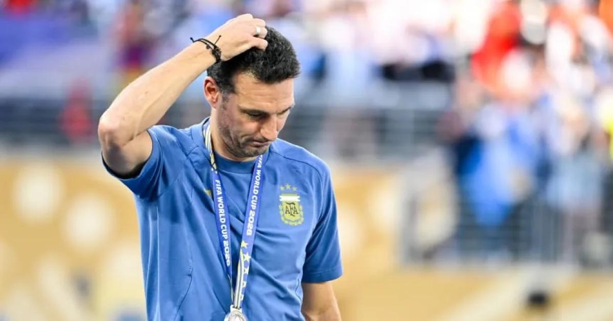 Scaloni con la medalla plateada del Mundial 2026 (MB MediaGetty Images)