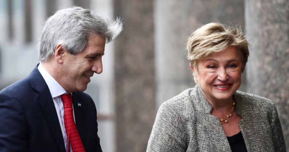 El ministro Luis Caputo junto a la directora gerente del FMI Kristalina Georgieva (Foto- Reuters)