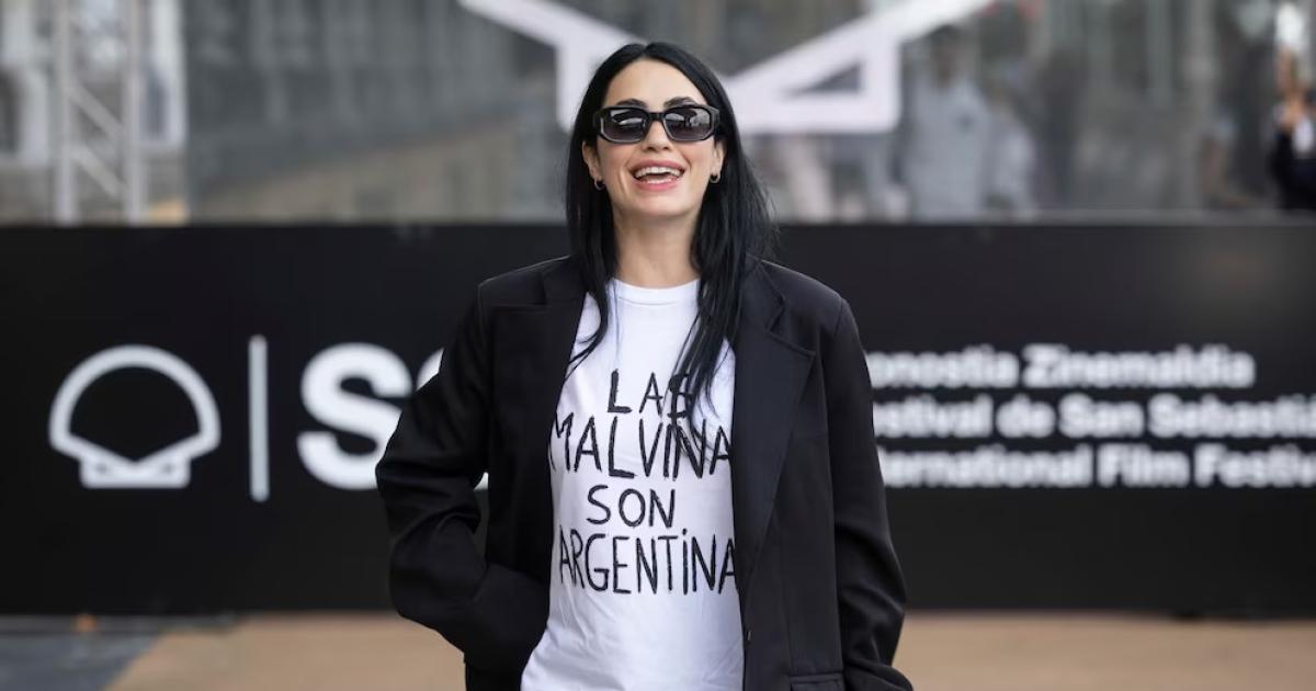Lali Espósito llegó al Festival de San Sebastin con una remera que lleva la frase Las Malvinas son argentinas con la tipografía que usó la Selección tras eliminar a Inglaterra en el Mundial 2026