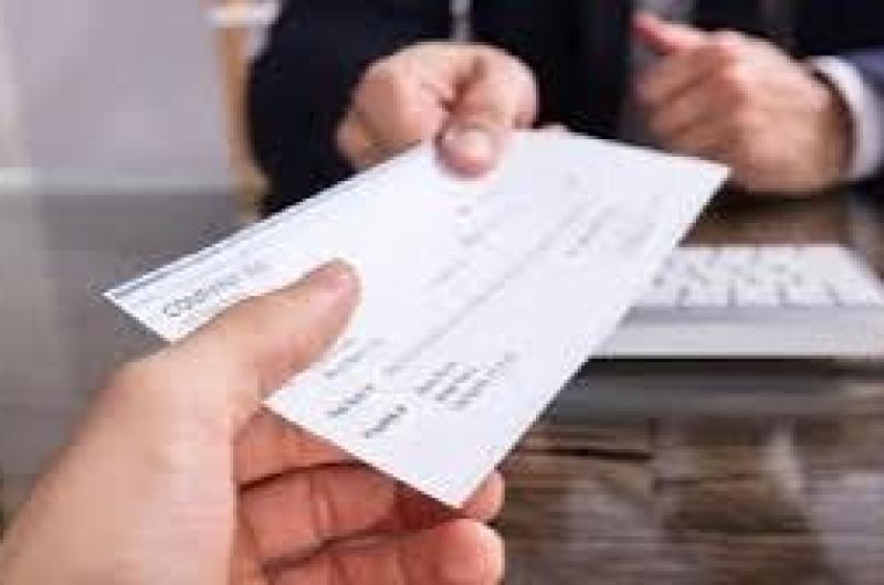 Aparecioacute uno de los presuntos estafadores de comerciantes