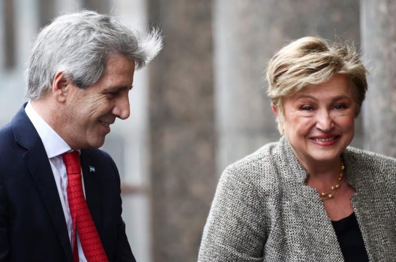 El ministro Luis Caputo junto a la directora gerente del FMI Kristalina Georgieva (Foto- Reuters)