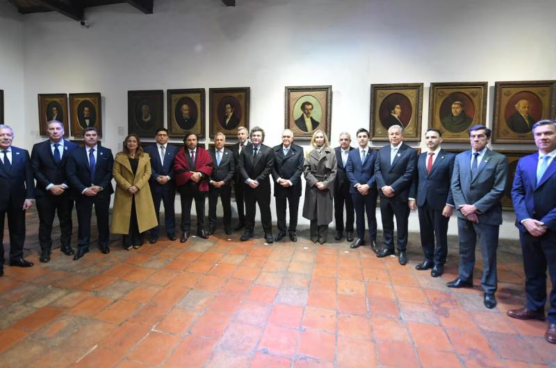 Javier Milei junto a 12 gobernadores en la Casa Histórica de Tucum�n por el Día de la Indendencia