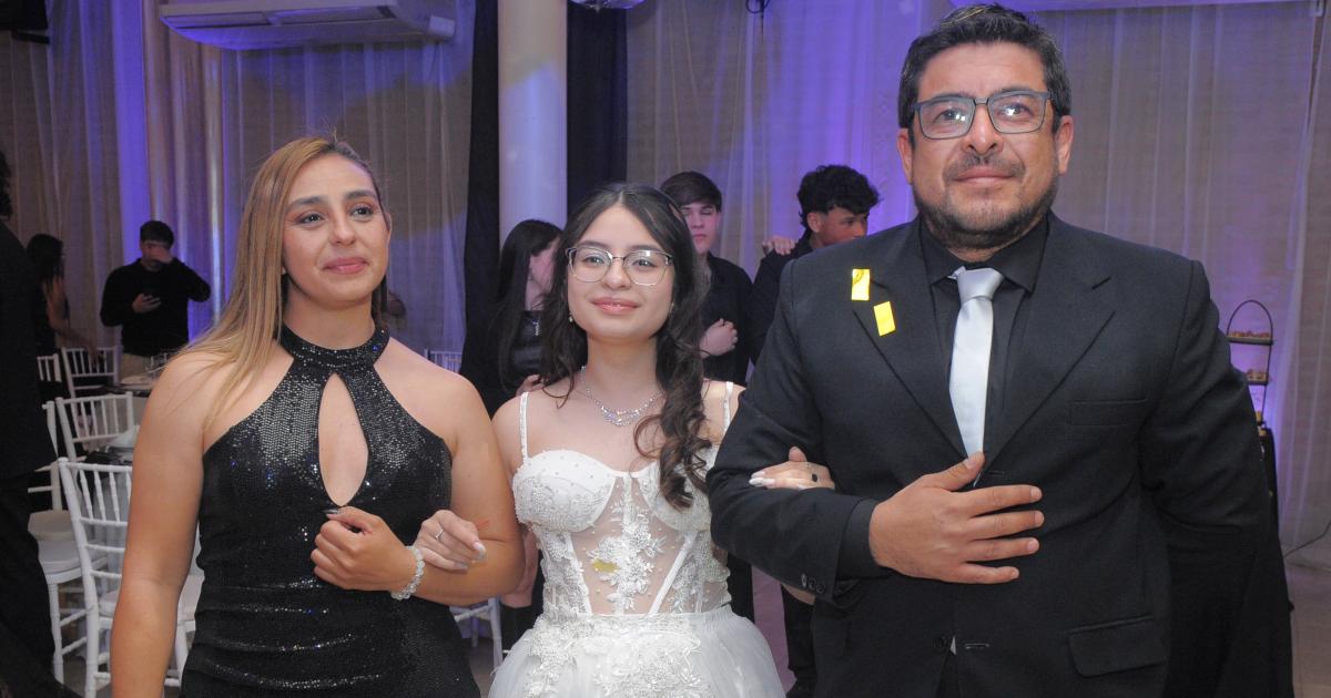 NOCHE FELIZ DE EMILIA