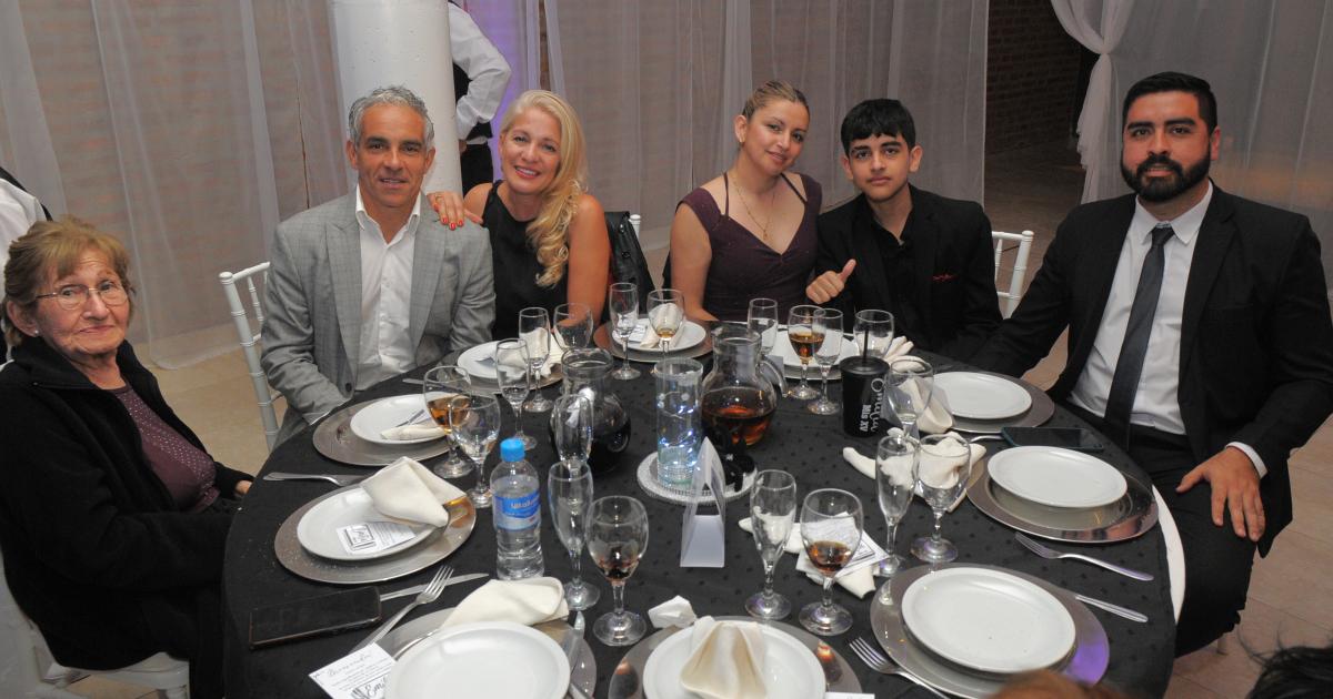 NOCHE FELIZ DE EMILIA