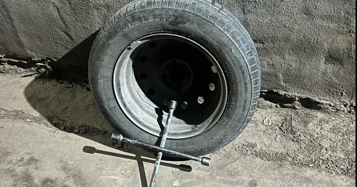 Vecinos detienen a Faquita- huiacutea con una rueda y una llave cruz