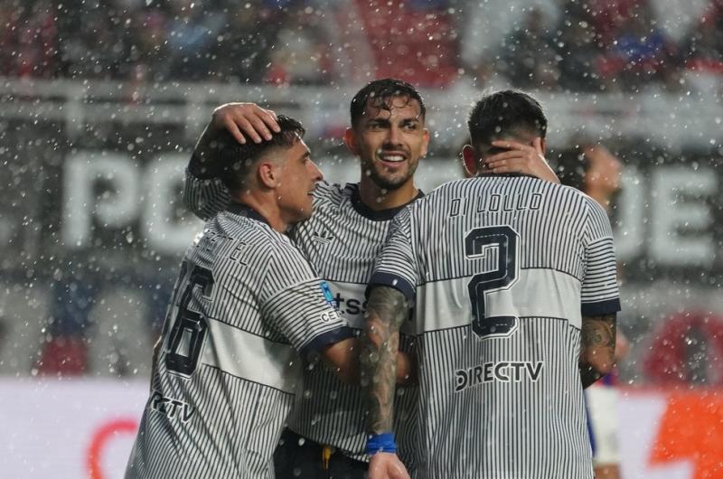 Bajo un diluvio Boca le ganoacute 2-0 a San Lorenzo en el claacutesico