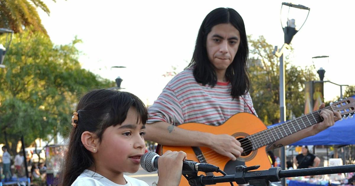 Artistas bandentildeos le cantaron a su ciudad por sus 114 aniversario