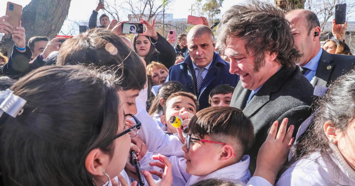 A través de sus redes el presidente saludó a los estudiantes en su día (Foto Google)