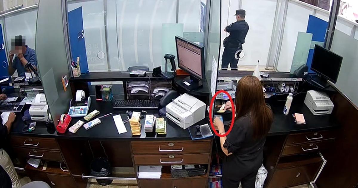 Condenaron a dos cajeros de un banco por robar dinero mientras los clientes haciacutean depoacutesitos