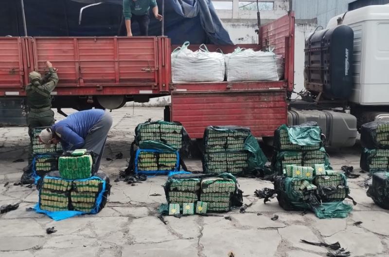 Peaje de Fernaacutendez- gendarmes secuestran 420 kg de hojas de coca valuados en 32510000