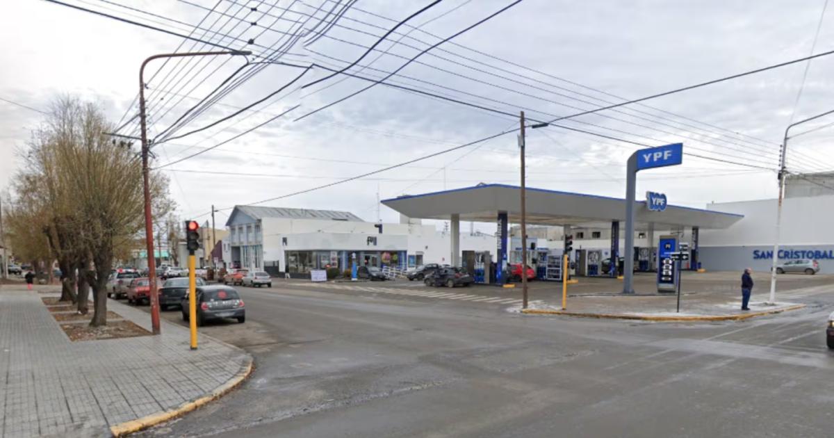 La menor fue hallada por el playero de una estación de servicio (Foto- Google Street View)