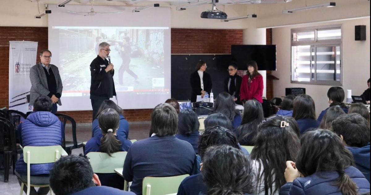 Hablemos Claro Hablemos con Ellos sigue por las escuelas