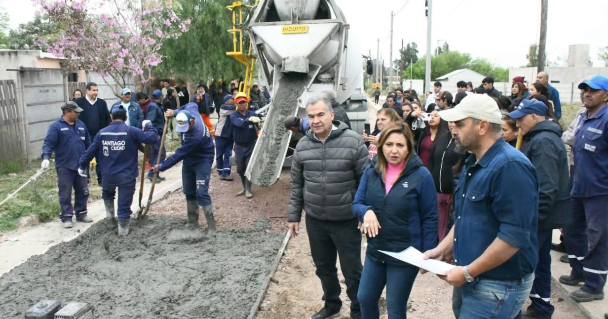 Fuentes supervisoacute los trabajos de pavimentacioacuten de la calle Martiacuten Fierro en el barrio Reconquista