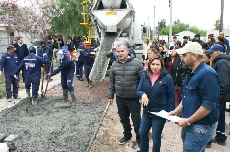 Fuentes supervisoacute los trabajos de pavimentacioacuten de la calle Martiacuten Fierro en el barrio Reconquista