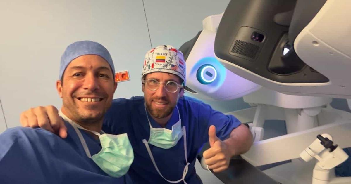 Un meacutedico santiaguentildeo se capacitoacute en cirugiacutea roboacutetica y teacutecnicas avanzadas en Luxemburgo