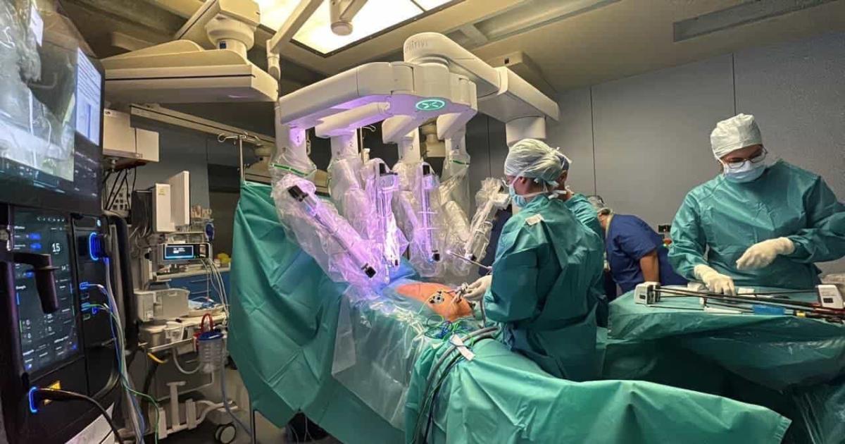 Un meacutedico santiaguentildeo se capacitoacute en cirugiacutea roboacutetica y teacutecnicas avanzadas en Luxemburgo