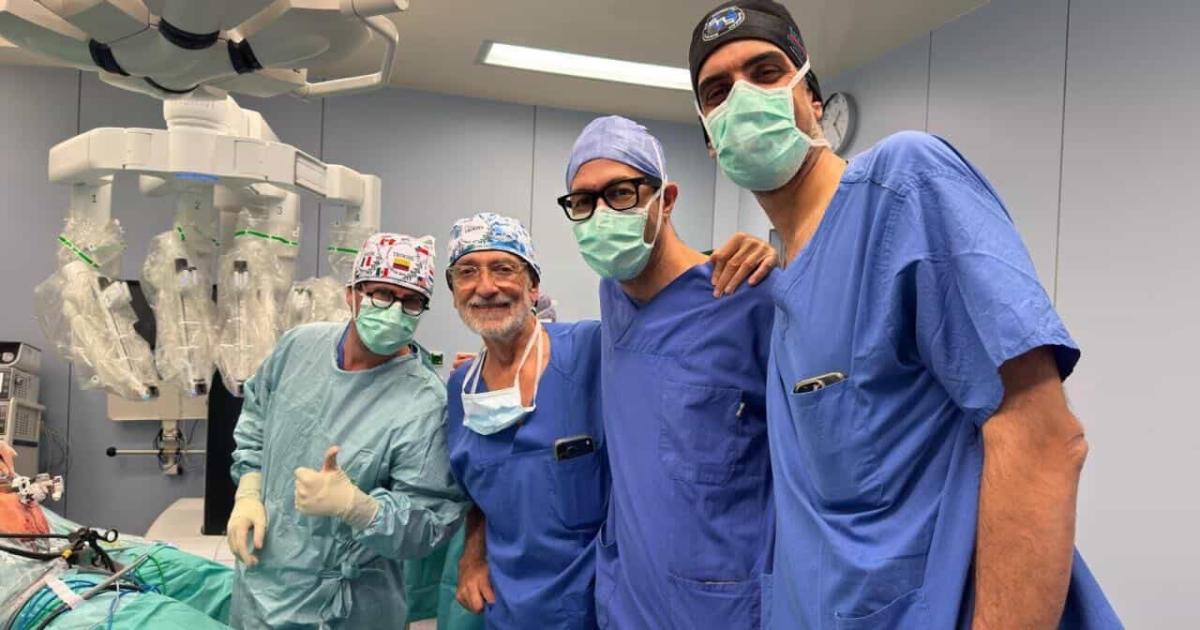 Un meacutedico santiaguentildeo se capacitoacute en cirugiacutea roboacutetica y teacutecnicas avanzadas en Luxemburgo