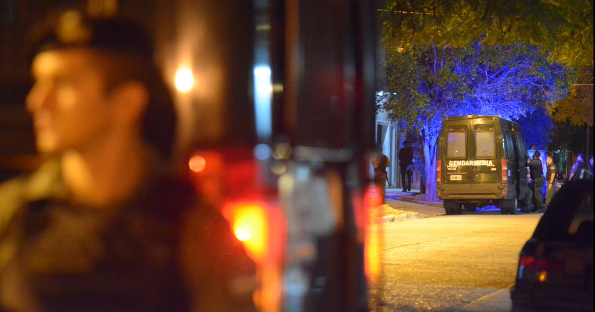 SEGUIMIENTO- Los gendarmes allanaron dos viviendas en Fernndez Robles tras apresar a los tres amigos antes retiraron la encomienda con la droga en su interior