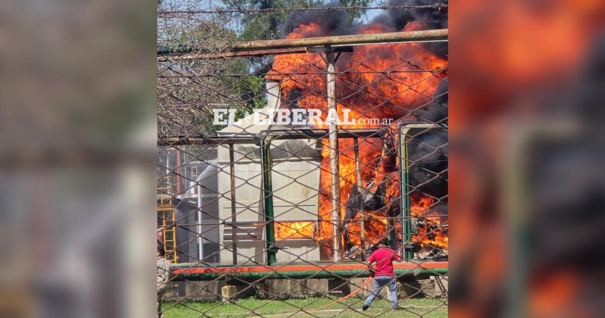 Feroz incendio en las torres de enfriamiento de Coteminas en La Banda