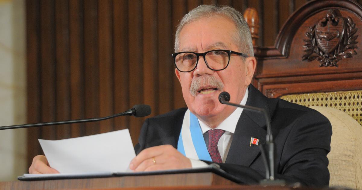 Eliacuteas Suaacuterez presentoacute documentos histoacutericos de 1833 y destacoacute el reclamo argentino por Malvinas