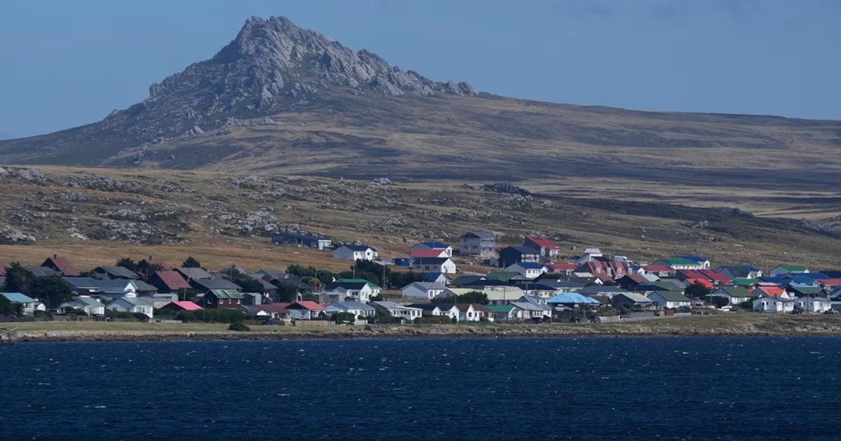 El monte Tumbledown se levanta detrs de la nica ciudad de las Islas Malvinas el 16 de marzo de 2026 (AP FotoRicardo Mazalan Archivo)