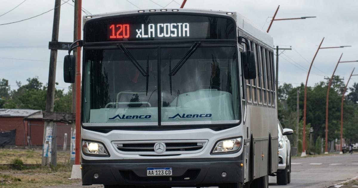 La línea 120 de colectivos modificar su recorrido por tareas de reparación de cloacas en Urquiza e Independencia