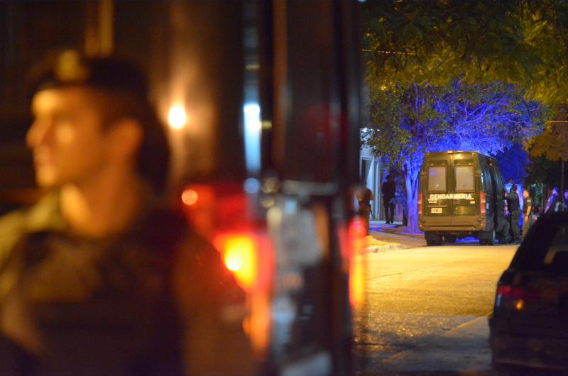 SEGUIMIENTO- Los gendarmes allanaron dos viviendas en Fern�ndez Robles tras apresar a los tres amigos antes retiraron la encomienda con la droga en su interior