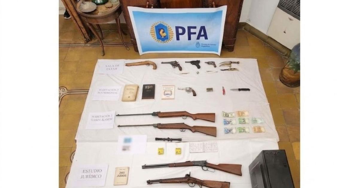 En los allanamientos realizados en 2024 se secuestraron computadoras dispositivos electrónicos bibliografía y armas - Foto- Policía Federal