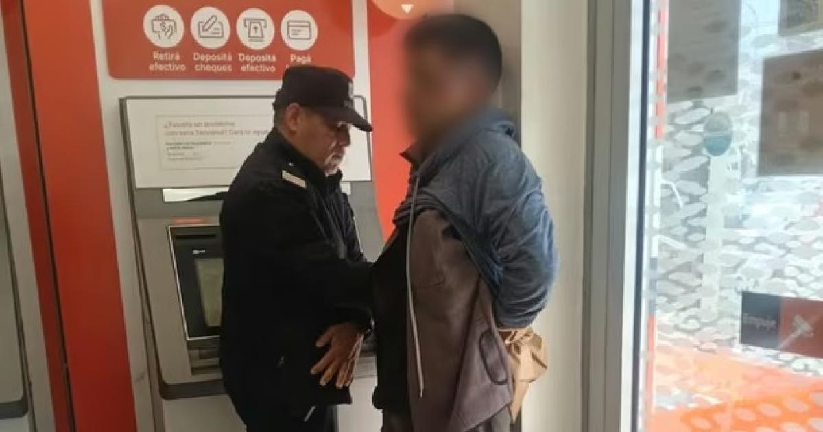 Diacutea de furia- clientes de un reconocido banco reducen y golpean a un ladroacuten tras un violento tiroteo