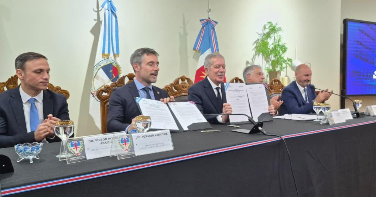 Eliacuteas Suaacuterez encabezoacute una jornada de firma de convenios e inversiones con el CFI y el Poder Judicial