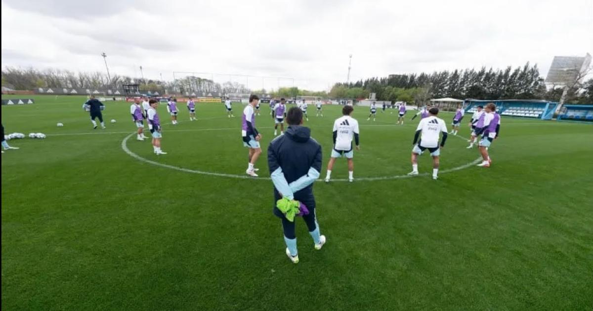 El entrenamiento se realizó en Ezeiza a puertas cerradas (Foto @SelecciónArgentina)