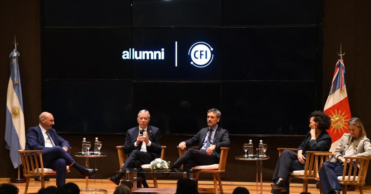 Eliacuteas Suaacuterez participoacute del conversatorio Alumni y del Consejo Federal de Inversiones