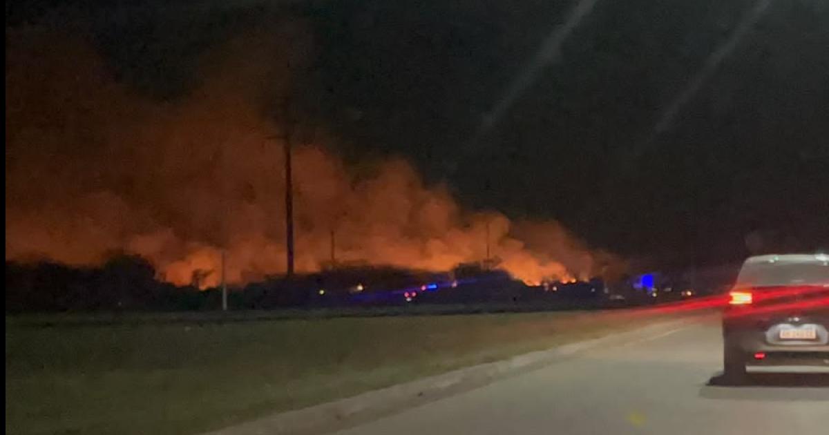 Impactante incendio en un basural de Santiago- las llamas generaron alarma entre los vecinos