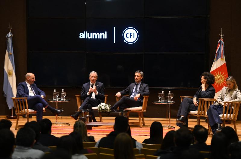 Eliacuteas Suaacuterez participoacute del conversatorio Alumni y del Consejo Federal de Inversiones