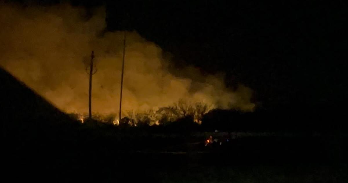 Impactante incendio en un basural de Santiago- las llamas generaron alarma entre los vecinos