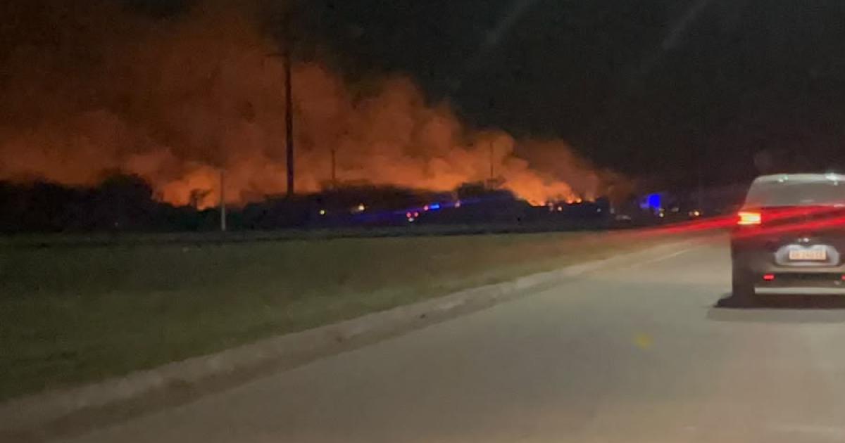 Impactante incendio en un basural de Santiago- las llamas generaron alarma entre los vecinos