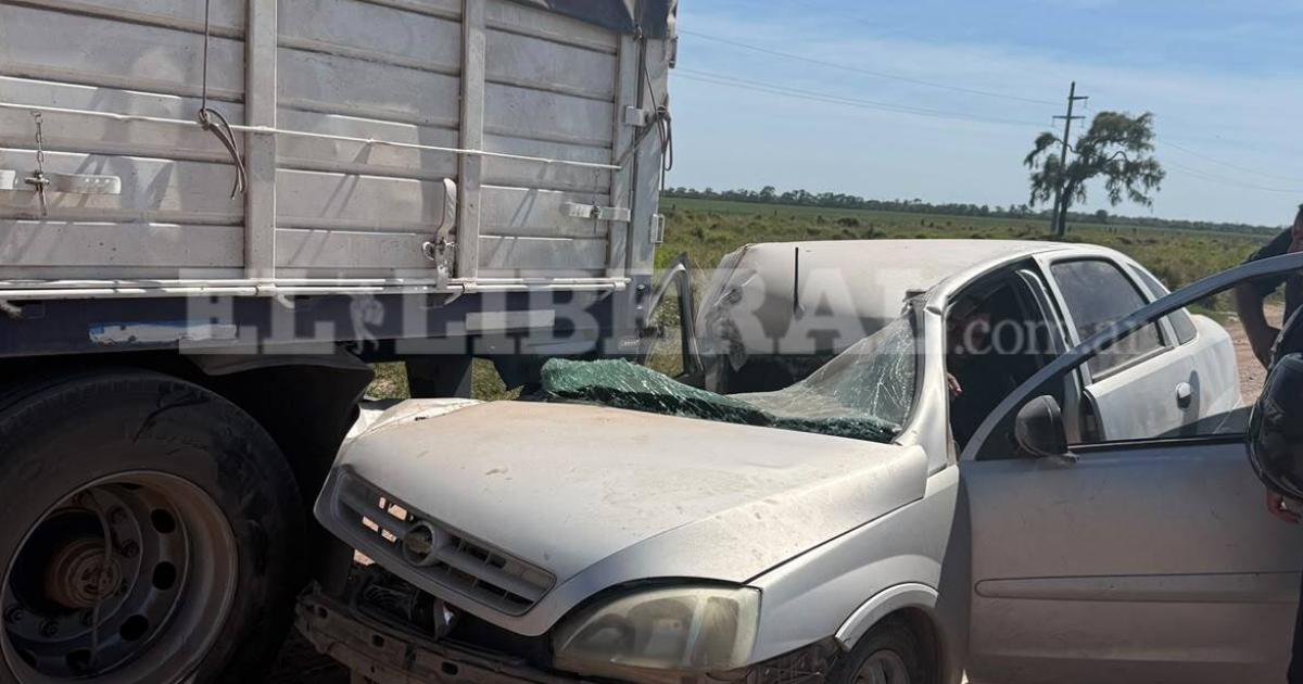 Terrible accidente cerca de Los Juriacutees- un automovilista fue hospitalizado tras chocar contra un camioacuten